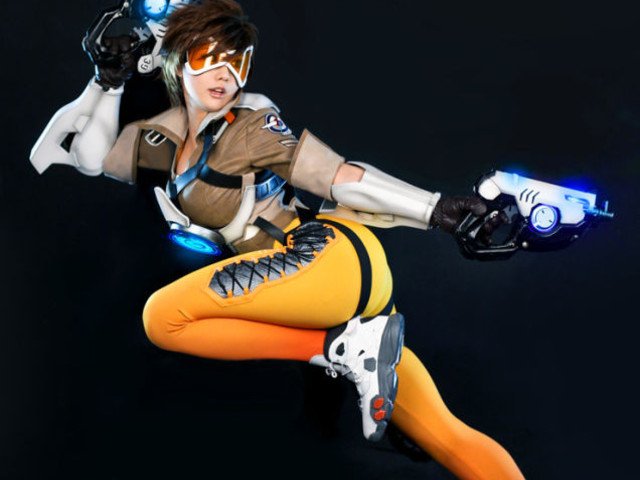 Cosplay de Tracer, la aventurera de Overwatch 2